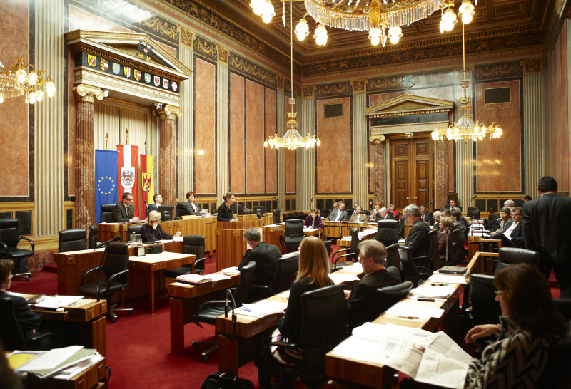 Elisabeth Kerschbaum, Bundesrätin der GRÜNEN, am Rednerpult. Im Hintergrund v.li. Josef Saller - Schriftführer. Am Präsidium Mag. Harald Himmer - Vizepräsident des Bundesrats. Dienst am Präsidium Dr.in Susanne Bachmann. Auf der Regierungsbank Mag.a Dr.in Maria Theresia Fekter - Bundesministerin für Inneres.
