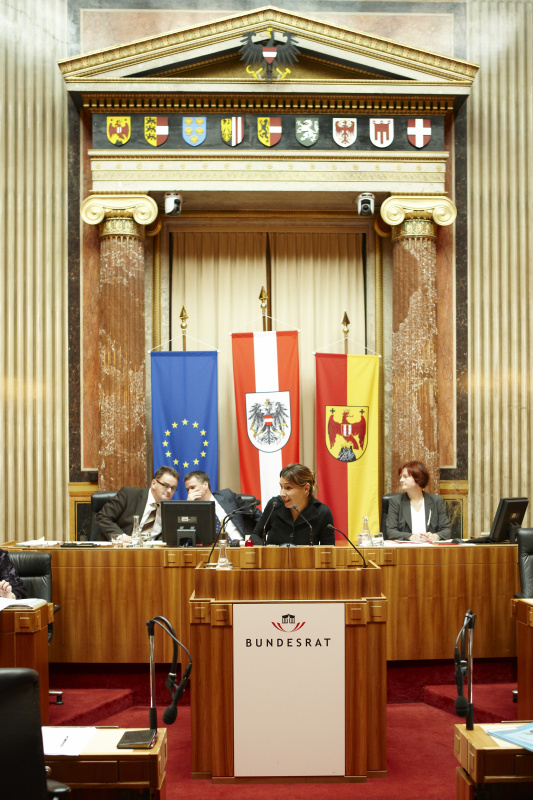 Elisabeth Kerschbaum, Bundesrätin der GRÜNEN, am Rednerpult. Im Hintergrund v.li. Josef Saller - Schriftführer. Am Präsidium Mag. Harald Himmer - Vizepräsident des Bundesrats. Dienst am Präsidium Dr.in Susanne Bachmann.