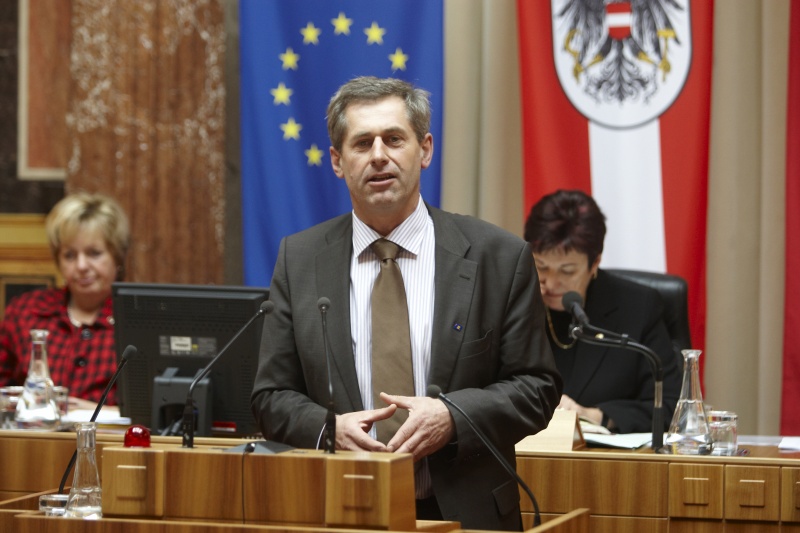 Martin Preineder, Bundesrat der ÖVP, am Rednerpult. Im Hintergrund v.li. Waltraut Hladny - Schriftführerin. Am Präsidium Mag a. Susanne Neuwirth - Vizepräsidentin des Bundesrats.