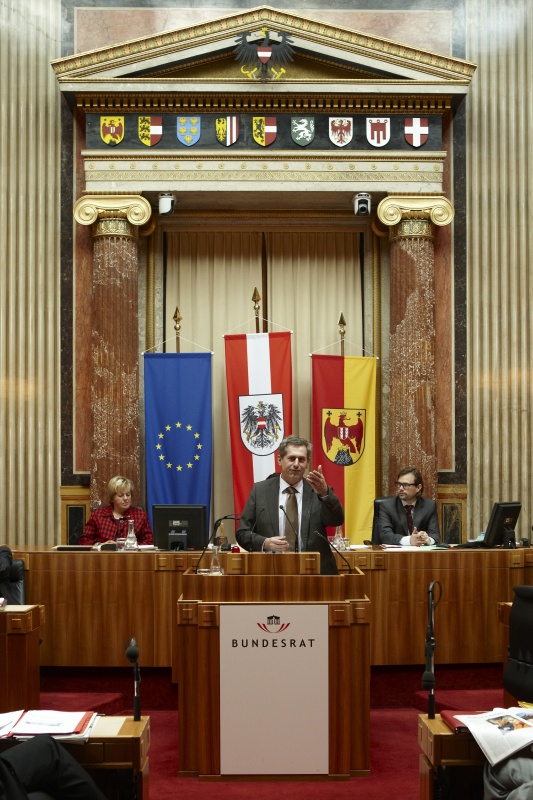 Martin Preineder, Bundesrat der ÖVP, am Rednerpult. Im Hintergrund v.li. Waltraut Hladny - Schriftführerin. Dienst am Präsidium Mag. Philipp Neuhauser.