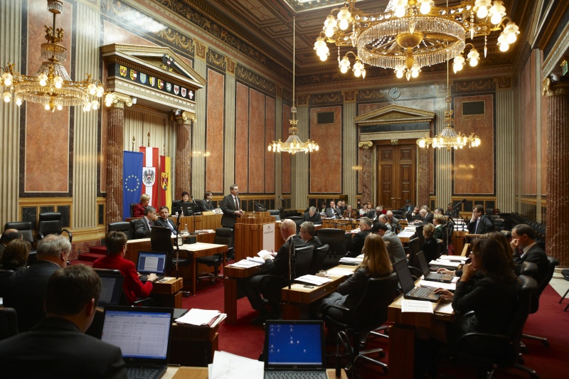 Martin Preineder, Bundesrat der ÖVP, am Rednerpult. Im Hintergrund v.li. Waltraut Hladny - Schriftführerin. Am Präsidium Mag a. Susanne Neuwirth - Vizepräsidentin des Bundesrats. Dienst am Präsidium Mag. Philipp Neuhauser. Auf der Regierungsbank Dr. Michael Spindelegger - Bundesminister für europäische und internationale Angelegenheiten und Dipl.-Ing. Nikolaus Berlakovich - Bundesminister für Land- und Forstwirtschaft, Umwelt und Wasserwirtschaft