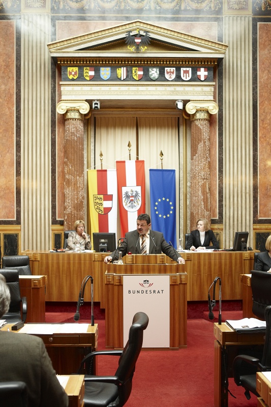 Kurt Strohmayer-Dangl,  Bundesratsmitglied der ÖVP am Rednerpult. Im Hintergrund v.li. Waltraut Hladny - Schriftführerin. Am Präsidium Mag a. Susanne Neuwirth - Vizepräsidentin des Bundesrates. Dienst am Präsidium Mag.a Brigitte Berger.