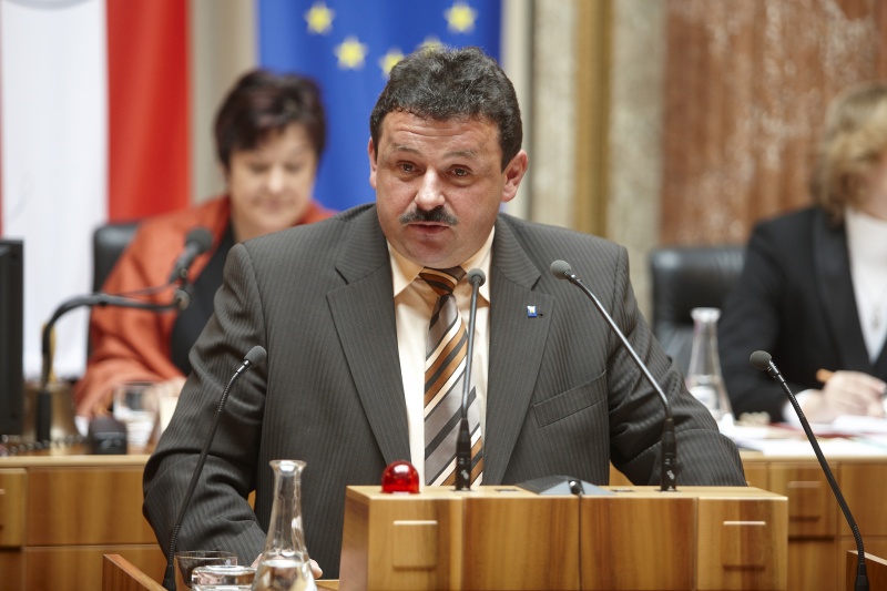 Kurt Strohmayer-Dangl, Bundesratsmitglied der ÖVP, am Rednerpult. Am Präsidium Mag a. Susanne Neuwirth - Vizepräsidentin des Bundesrats. Dienst am Präsidium Mag.a Brigitte Berger.