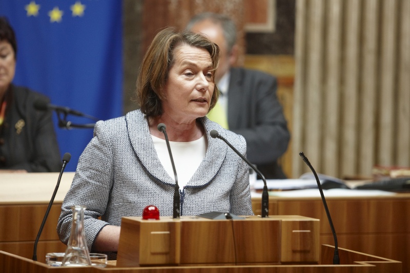 Sonja Zwazl, Bundesrätin der ÖVP, am Rednerpult.  Am Präsidium Mag a. Susanne Neuwirth - Vizepräsidentin des Bundesrates. Dienst am Präsidium Mag. Gerhard Kiesenhofer.