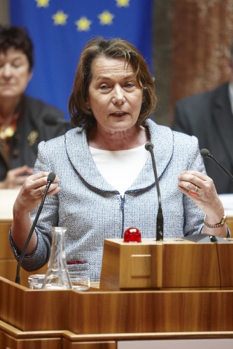 Sonja Zwazl, Bundesrätin der ÖVP, am Rednerpult.  Am Präsidium Mag a. Susanne Neuwirth - Vizepräsidentin des Bundesrates.