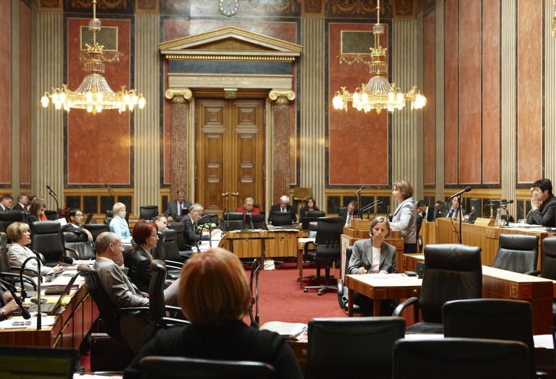 Sonja Zwazl, Bundesrätin der ÖVP, am Rednerpult. Im Hintergrund v.li. Ana Blatnik - Schriftführerin. Am Präsidium Mag a. Susanne Neuwirth - Vizepräsidentin des Bundesrates. Dienst am Präsidium Mag. Gerhard Kiesenhofer.