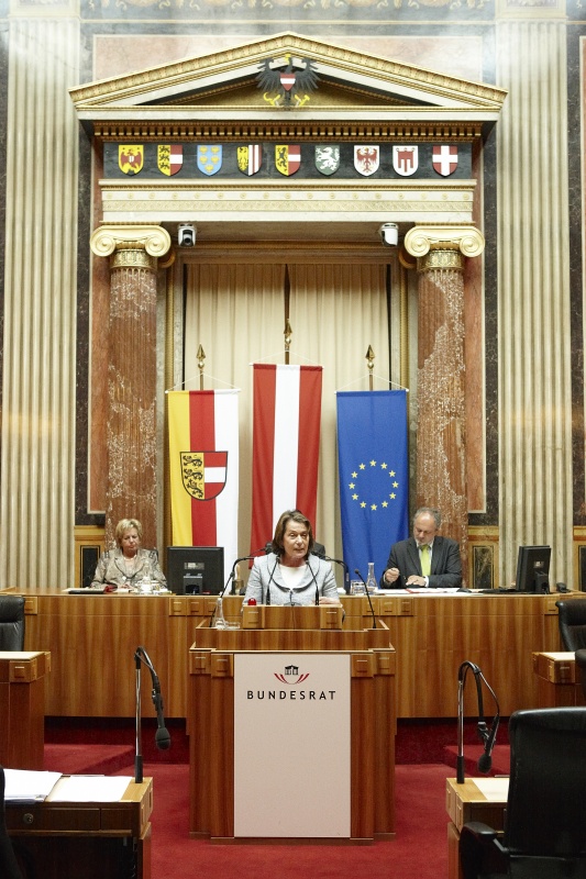Sonja Zwazl, Bundesrätin der ÖVP, am Rednerpult. Im Hintergrund v.li. Ana Blatnik - Schriftführerin. Dienst am Präsidium Mag. Gerhard Kiesenhofer.