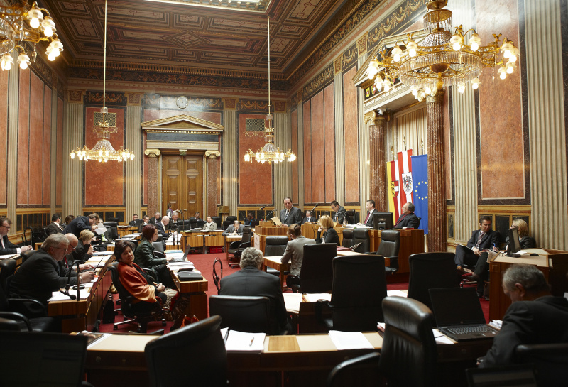 Karl Boden, Bundesrat der SPÖ am Rednerpult. Im Hintergrund v.li. Josef Saller – Schriftführer. Am Präsidium Mag. Harald Himmer - Vizepräsident des Bundesrats. Dienst am Präsidium Mag. Gerhard Kiesenhofer.