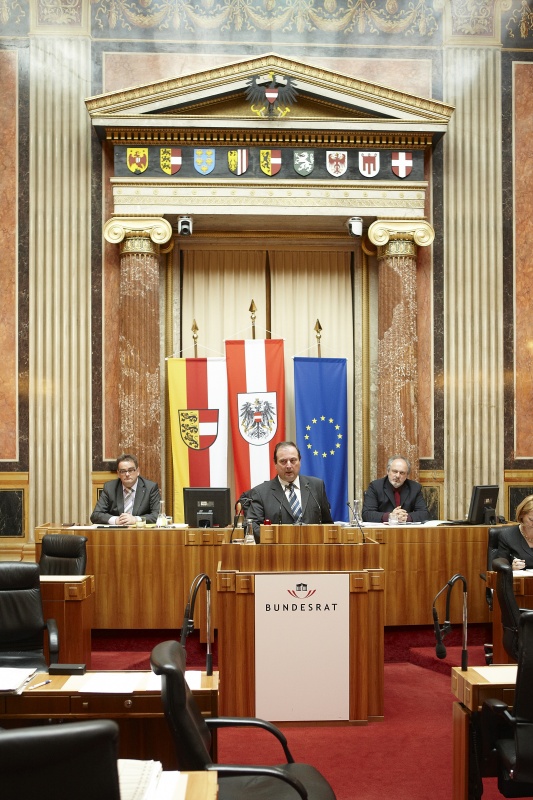 Karl Boden, Bundesrat der SPÖ, am Rednerpult. Im Hintergrund v.li. Josef Saller – Schriftführer. Dienst am Präsidium Mag. Gerhard Kiesenhofer.