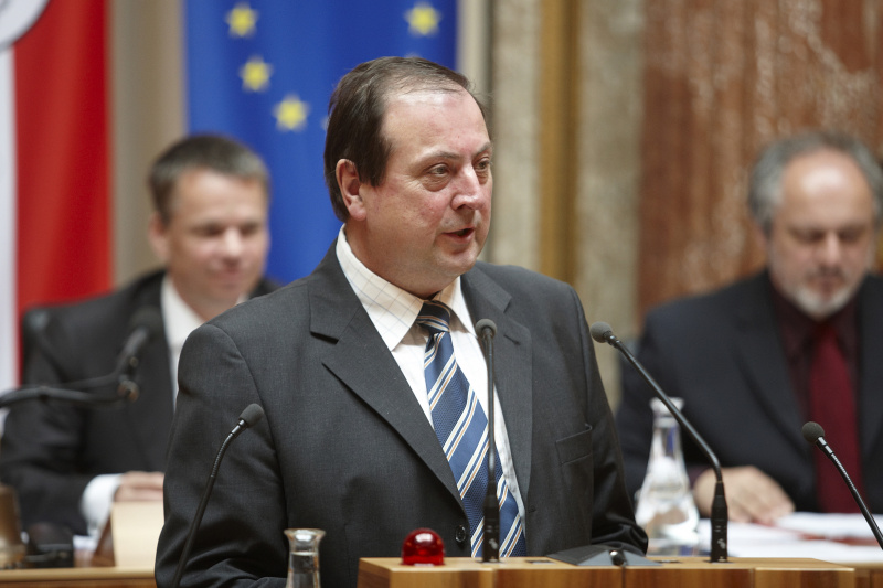 Karl Boden, Bundesrat der SPÖ am Rednerpult. Am Präsidium Mag. Harald Himmer - Vizepräsident des Bundesrats. Dienst am Präsidium Mag. Gerhard Kiesenhofer.