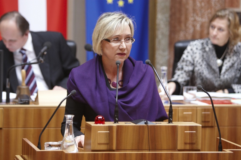 Adelheid Ebner, Bundesrätin der SPÖ, am Rednerpult. Am Präsidium Erwin Preiner – Bundesratspräsident. Dienst am Präsidium Mag.a Brigitte Berger.