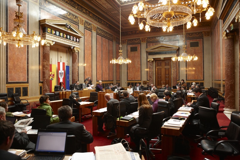 Adelheid Ebner, Bundesrätin der SPÖ, am Rednerpult. Im Hintergrund v.li. Ana Blatnik - Schriftführerin. Am Präsidium Erwin Preiner – Bundesratspräsident. Dienst am Präsidium Mag.a Brigitte Berger.