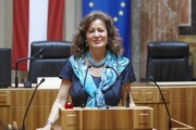 Notburga Astleitner, Bundesrätin der ÖVP, am Rednerpult