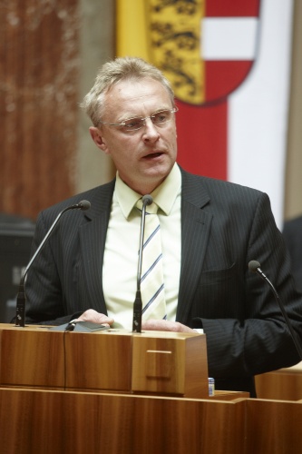 Ferdinand Tiefnig, Bundesrat der ÖVP, am Rednerpult.
