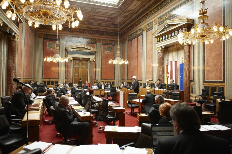 Josef Steinkogler, Bundesratsmitglied der ÖVP, am Rednerpult. Im Hintergrund v.li. Waltraut Hladny - Schriftführerin. Am Präsidium Mag a. Susanne Neuwirth - Vizepräsidentin des Bundesrates. Dienst am Präsidium Mag. Gerhard Kiesenhofer.