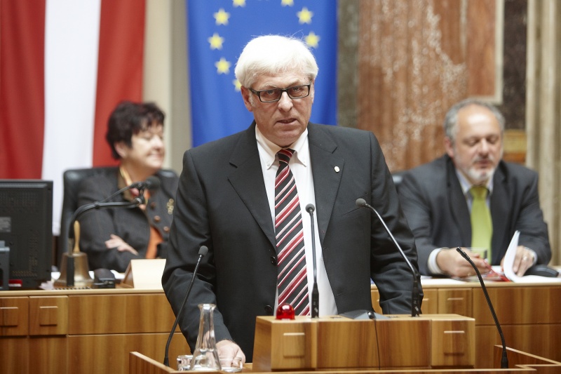 Josef Steinkogler, Bundesratsmitglied der ÖVP, am Rednerpult. Am Präsidium Mag a. Susanne Neuwirth - Vizepräsidentin des Bundesrates. Dienst am Präsidium Mag. Gerhard Kiesenhofer.