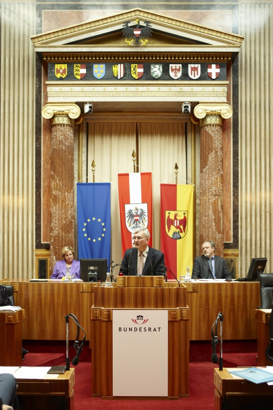 Elmar Podgorschek, Bundesrat der FPÖ am Rednerpult. Im Hintergrund v.li. Waltraut Hladny - Schriftführerin. Dienst am Präsidium Mag. Gerhard Kiesenhofer.