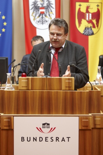 Ewald Lindinger, Bundesrat der SPÖ, am Rednerpult.