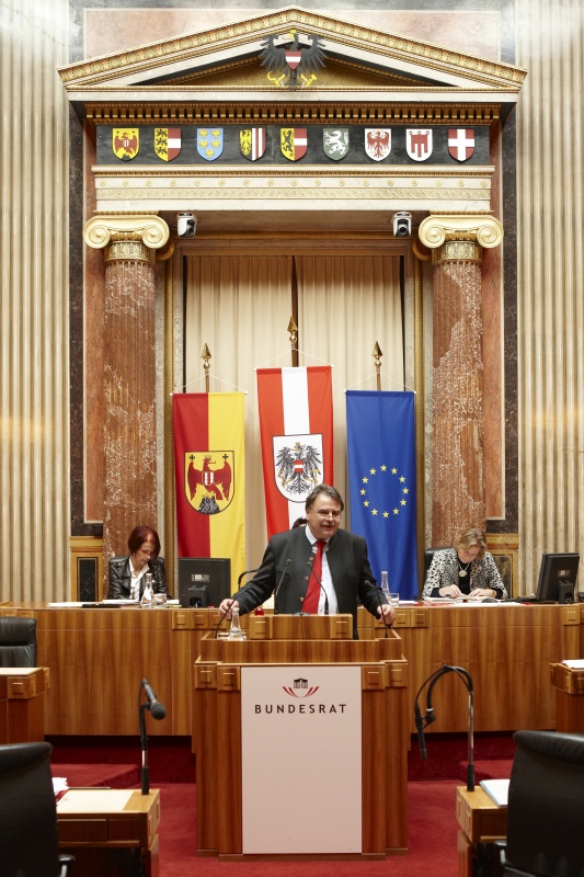 Ewald Lindinger, Bundesrat der SPÖ, am Rednerpult. Im Hintergrund v.li. Ana Blatnik - Schriftführerin. Am Präsidium Mag a. Susanne Neuwirth - Vizepräsidentin des Bundesrats. Dienst am Präsidium Mag.a Brigitte Berger.