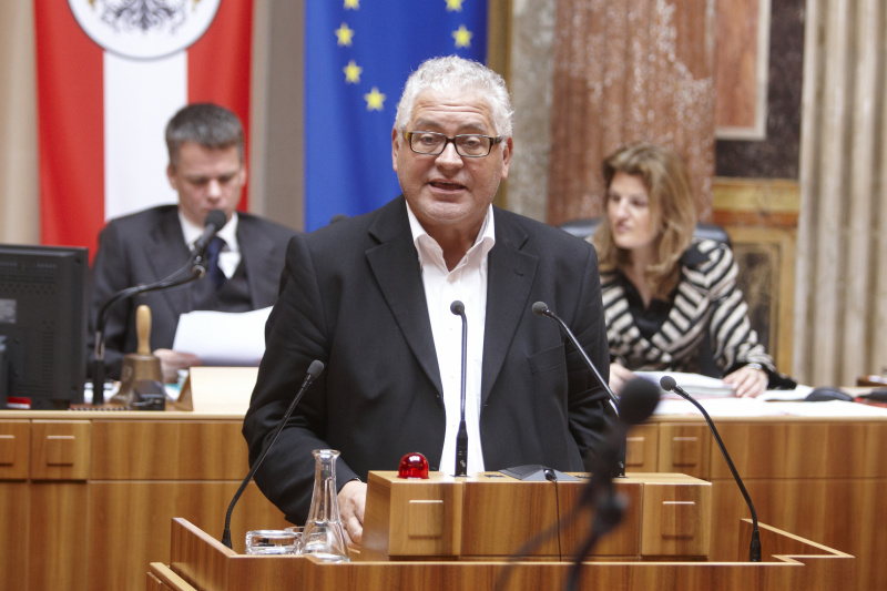 Johann Kraml, Bundesrat der SPÖ, am Rednerpult. Im Hintergrund v.li.am Präsidium Mag. Harald Himmer - Vizepräsident des Bundesrats. Dienst am Präsidium Dr.in Alice Alsch-Harant.