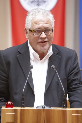 Johann Kraml, Bundesrat der SPÖ, am Rednerpult.