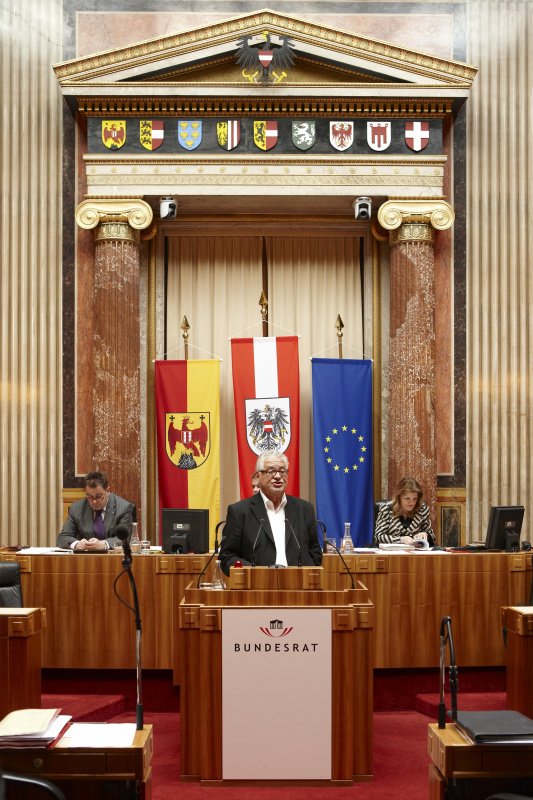 Johann Kraml, Bundesrat der SPÖ, am Rednerpult. Im Hintergrund v.li. Josef Saller - Schriftführer. Dienst am Präsidium Dr.in Alice Alsch-Harant.