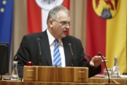 Gottfried Kneifel, Bundesrat der ÖVP, am Rednerpult.