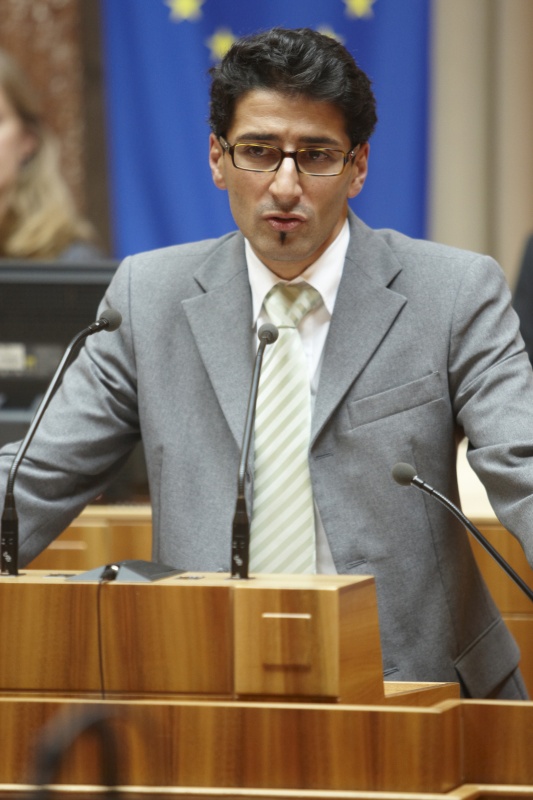 Efgani Dönmez, Bundesrat der GRÜNEN am Rednerpult.