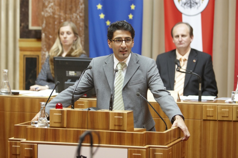 Efgani Dönmez, Bundesrat der GRÜNEN am Rednerpult. Im Hintergrund v.li. MMag a. Barbara Eibinger - Schriftführerin. Am Präsidium Erwin Preiner - Bundesratspräsident.