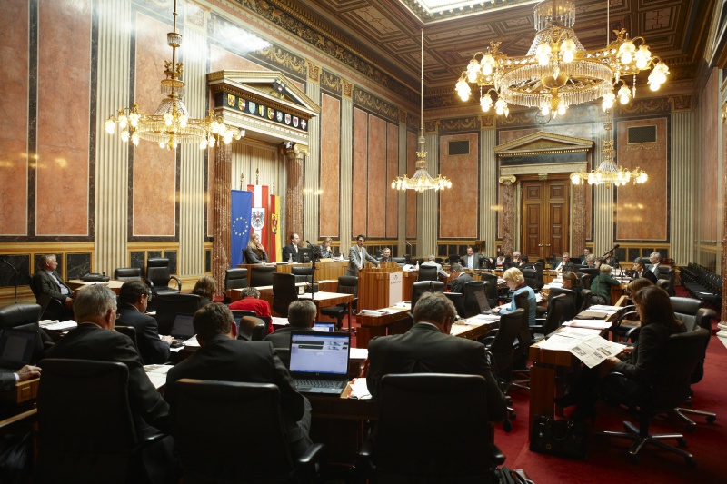 Efgani Dönmez, Bundesrat der GRÜNEN am Rednerpult. Im Hintergrund v.li. MMag a. Barbara Eibinger - Schriftführerin. Am Präsidium Erwin Preiner - Bundesratspräsident. Dienst am Präsidium Mag.a Brigitte Berger.