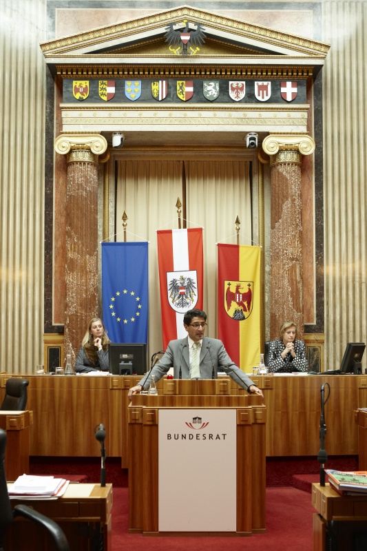 Efgani Dönmez, Bundesrat der GRÜNEN am Rednerpult. Im Hintergrund v.li. MMag a. Barbara Eibinger - Schriftführerin. Dienst am Präsidium Mag.a Brigitte Berger.