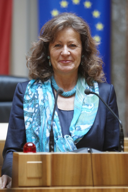 Notburga Astleitner, Bundesrätin der ÖVP, am Rednerpult