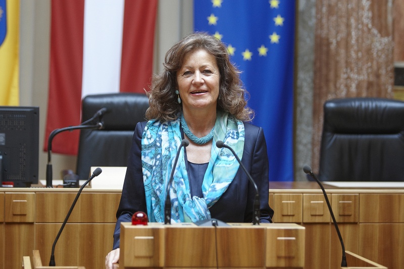 Notburga Astleitner, Bundesrätin der ÖVP, am Rednerpult