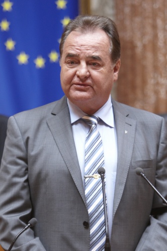 Manfred Gruber, Bundesrat der SPÖ, am Rednerpult.