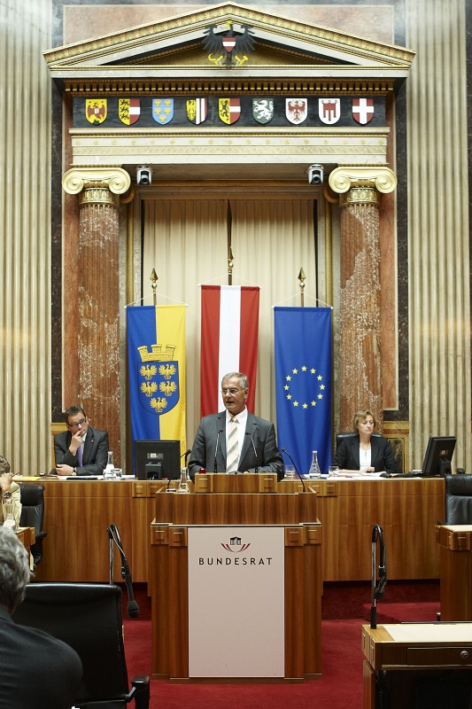 Franz Wenger, Bundesratsmitglied der ÖVP, am Rednerpult. Im Hintergrund v.li. Josef Saller – Schriftführer. Dienst am Präsidium Mag.a Brigitte Berger.