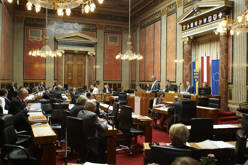 Franz Wenger, Bundesratsmitglied der ÖVP, am Rednerpult. Im Hintergrund v.li. Josef Saller – Schriftführer. Am Präsidium Mag. Harald Himmer - Vizepräsident des Bundesrates. Dienst am Präsidium Mag.a Brigitte Berger.