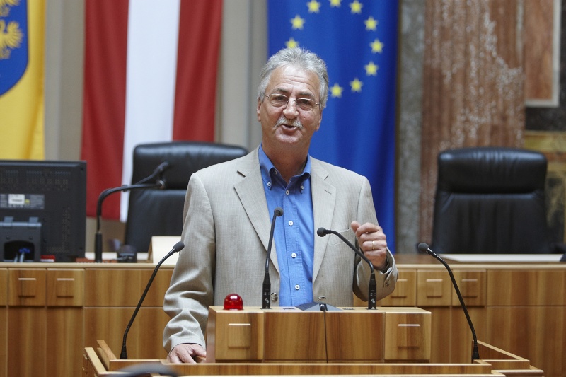 Günther Kaltenbacher, Mitglied des Bundesrates der SPÖ, am Rednerpult