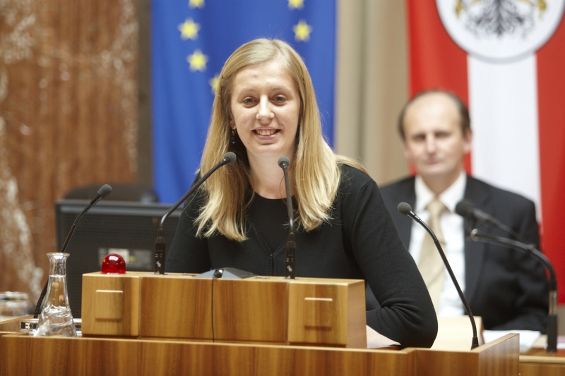 MMag.a Barbara Eibinger, Bundesrätin der ÖVP am Rednerpult. Am Präsidium Erwin Preiner – Bundesratspräsident.