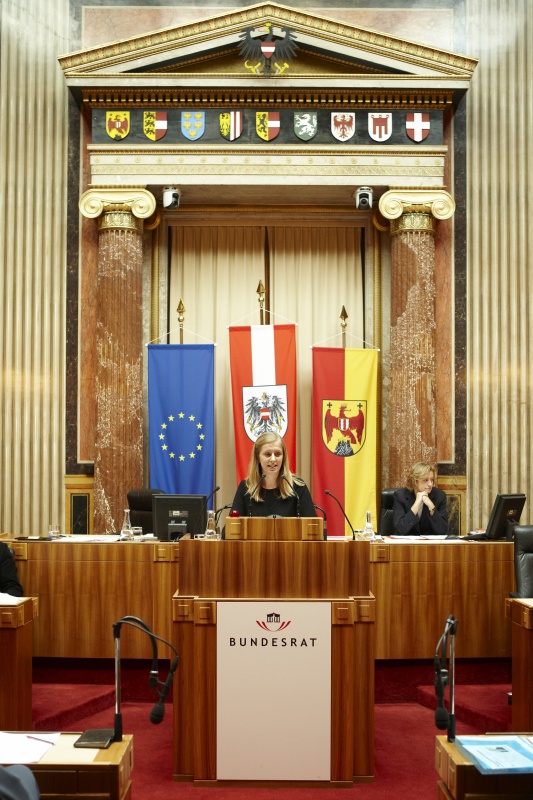 MMag.a Barbara Eibinger, Bundesrätin der ÖVP, am Rednerpult. Dienst am Präsidium Mag.a Brigitte Berger.