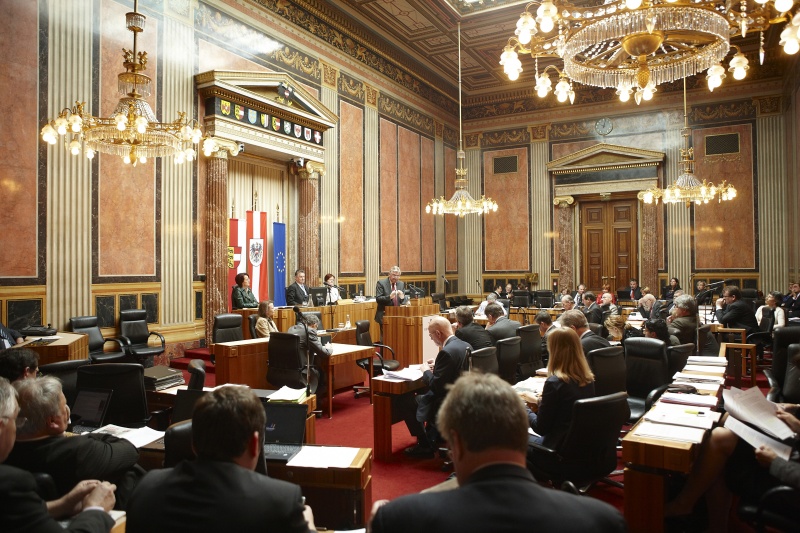 Mag. Wolfgang Erlitz, Bundesrat der SPÖ, am Rednerpult. Im Hintergrund v.li. Ana Blatnik - Schriftführerin. Am Präsidium Peter Mitterer - Bundesratspräsident. Dienst am Präsidium Dr.in Susanne Bachmann.