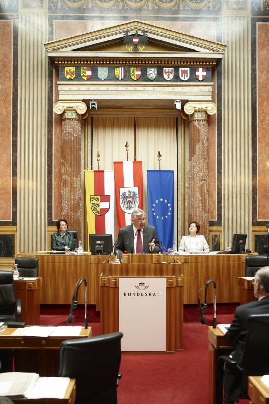 Mag. Wolfgang Erlitz, Bundesrat der SPÖ, am Rednerpult. Im Hintergrund v.li. Ana Blatnik - Schriftführerin. Dienst am Präsidium Dr.in Susanne Bachmann.