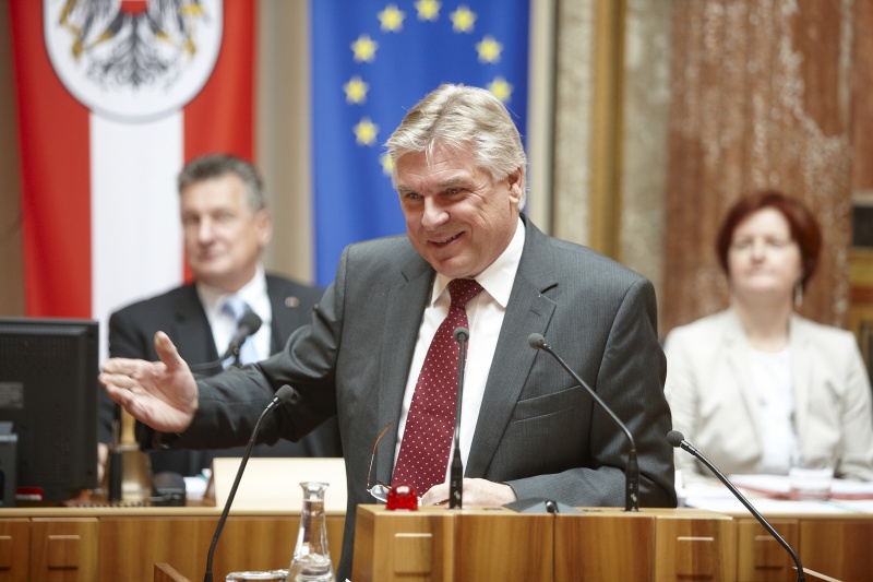 Mag. Wolfgang Erlitz, Bundesrat der SPÖ, am Rednerpult. Am Präsidium Peter Mitterer - Bundesratspräsident. Dienst am Präsidium Dr.in Susanne Bachmann.