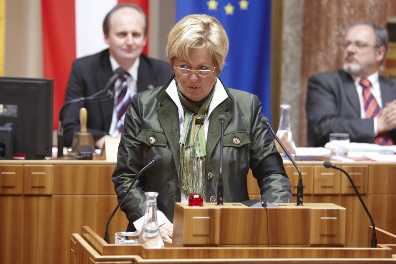 Waltraud Hladny, Bundesrätin der SPÖ, am Rednerpult. Im Hintergrund v.li. am Präsidium Erwin Preiner – Bundesratspräsident. Dienst am Präsidium Mag. Gerhard Kiesenhofer.
