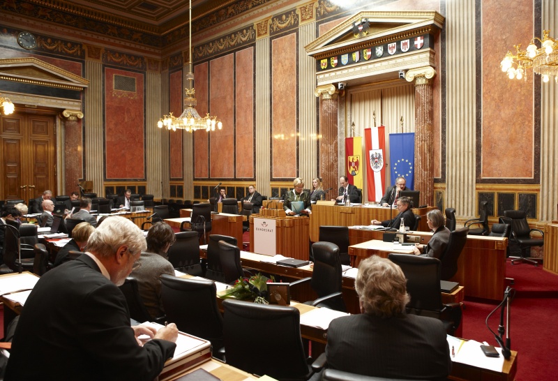 Waltraud Hladny, Bundesrätin der SPÖ, am Rednerpult. Im Hintergrund v.li. MMag a. Barbara Eibinger - Schriftführerin. Am Präsidium Erwin Preiner – Bundesratspräsident. Dienst am Präsidium Mag. Gerhard Kiesenhofer.