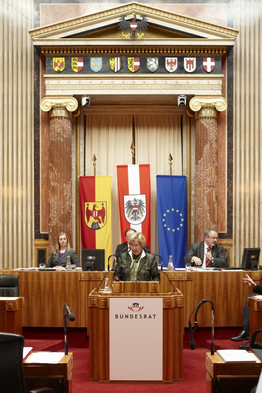 Waltraud Hladny, Bundesrätin der SPÖ, am Rednerpult. Im Hintergrund v.li. MMag a. Barbara Eibinger - Schriftführerin. Dienst am Präsidium Mag. Gerhard Kiesenhofer.