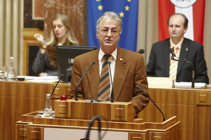 Günther Kaltenbacher, Mitglied des Bundesrates der SPÖ, am Rednerpult