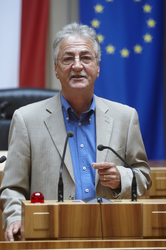 Günther Kaltenbacher, Mitglied des Bundesrates der SPÖ, am Rednerpult