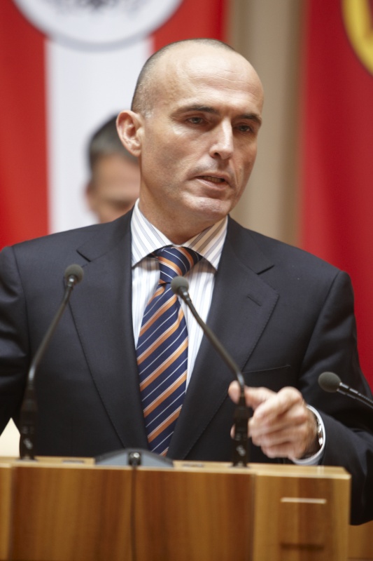 Mag.Gerald Klug, Bundesrat der SPÖ, am Rednerpult.