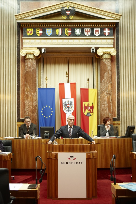 Mag.Gerald Klug, Bundesrat der SPÖ, am Rednerpult. Im Hintergrund v.li. Josef Saller - Schriftführer. Dienst am Präsidium Dr.in Susanne Bachmann. 

