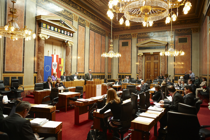 Günther Köberl, Bundesrat der ÖVP, am Rednerpult. Im Hintergrund v.li. Waltraut Hladny - Schriftführerin. Am Präsidium Mag. Harald Himmer - Vizepräsident des Bundesrats. Dienst am Präsidium Mag. Gerhard Kiesenhofer. Auf der Regierungsbank Dr. Johannes Hahn - Bundesminister für Wissenschaft und Forschung und Mag.a Dr.in Maria Theresia Fekter - Bundesministerin für Inneres.